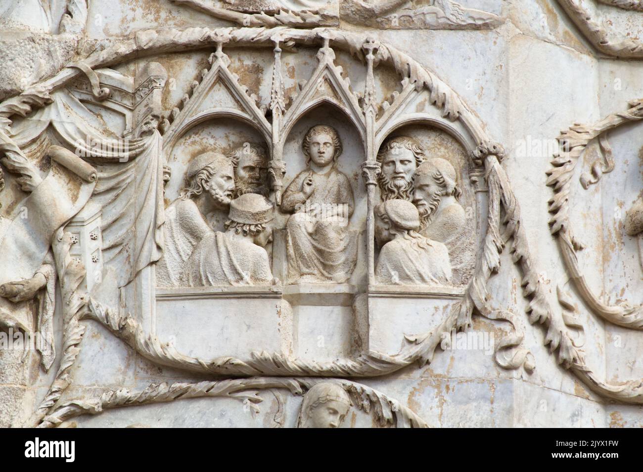 Gesù parla della Legge nel Tempio di Gerusalemme - bassorilievo dal 3th° pilastro (nuovo Testamento) - facciata della cattedrale di Orvieto - Umbria - Italia Foto Stock