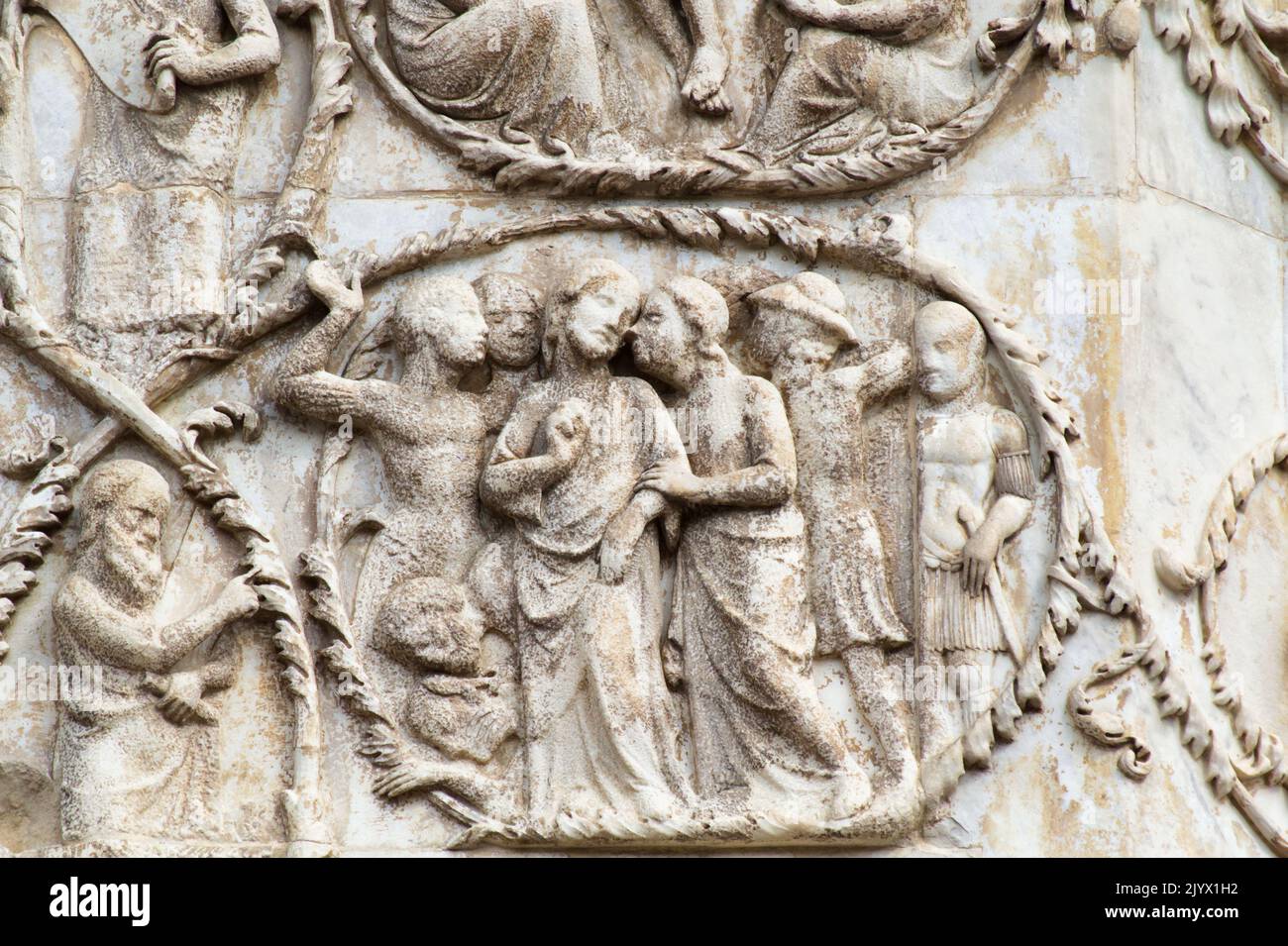 Giuda Iscariota tradisce Gesù - bassorilievo dal 3th° pilastro (Storie del nuovo Testamento) - facciata della cattedrale di Orvieto - Umbria - Italia Foto Stock