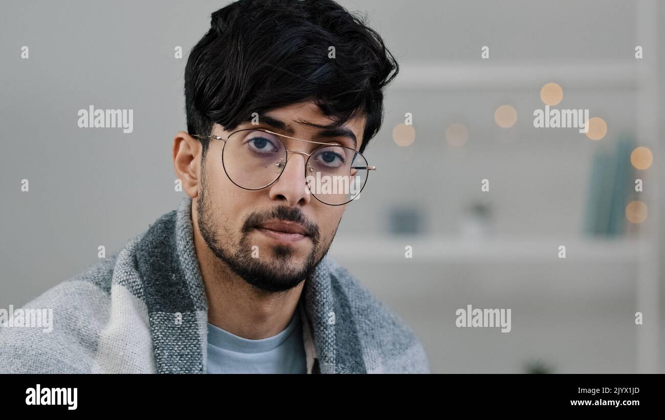 Ritratto malato arabo ispanico bearded malato uomo che soffre di allergia stagionale sintomi del virus respiratorio malessere sensazione naso che cola applica spray nasale Foto Stock