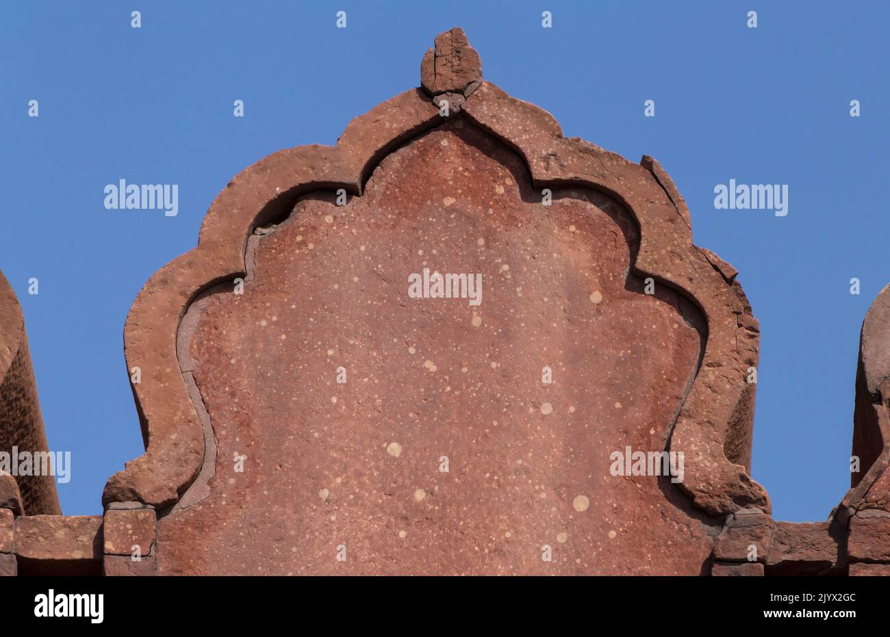 Primo piano di merlon sulla parete della moschea Jama Masjid a Delhi contro il cielo blu Foto Stock