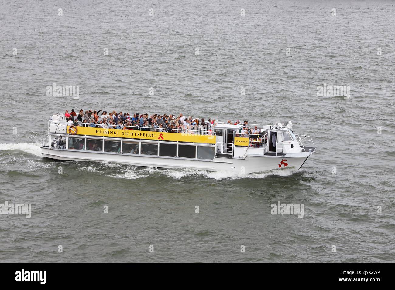 Helsinki, Finlandia - 20 agosto 2022: Vista ad angolo alto dei passeggeri seduti sul ponte solare durante il tour panoramico del porto da parte dell'operatore Strom Foto Stock