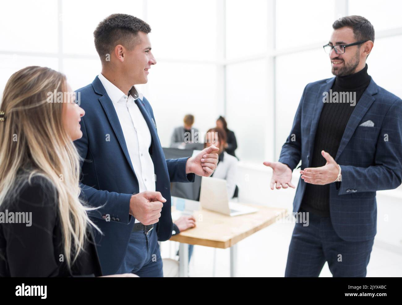 primo piano . colleghi di lavoro che discutono di questioni di lavoro Foto Stock