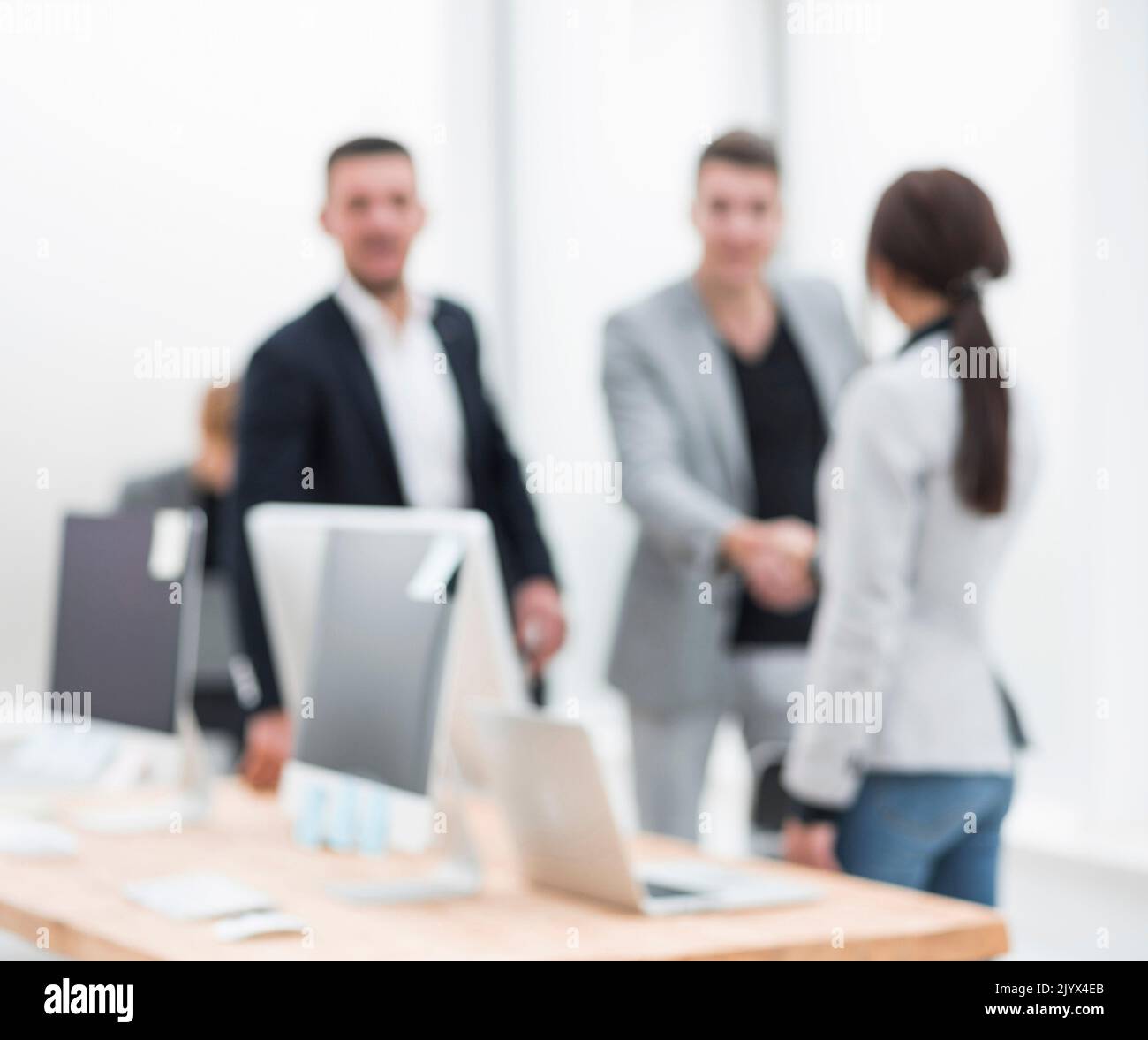 immagine sfocata dei dipendenti sul posto di lavoro in ufficio. Foto Stock