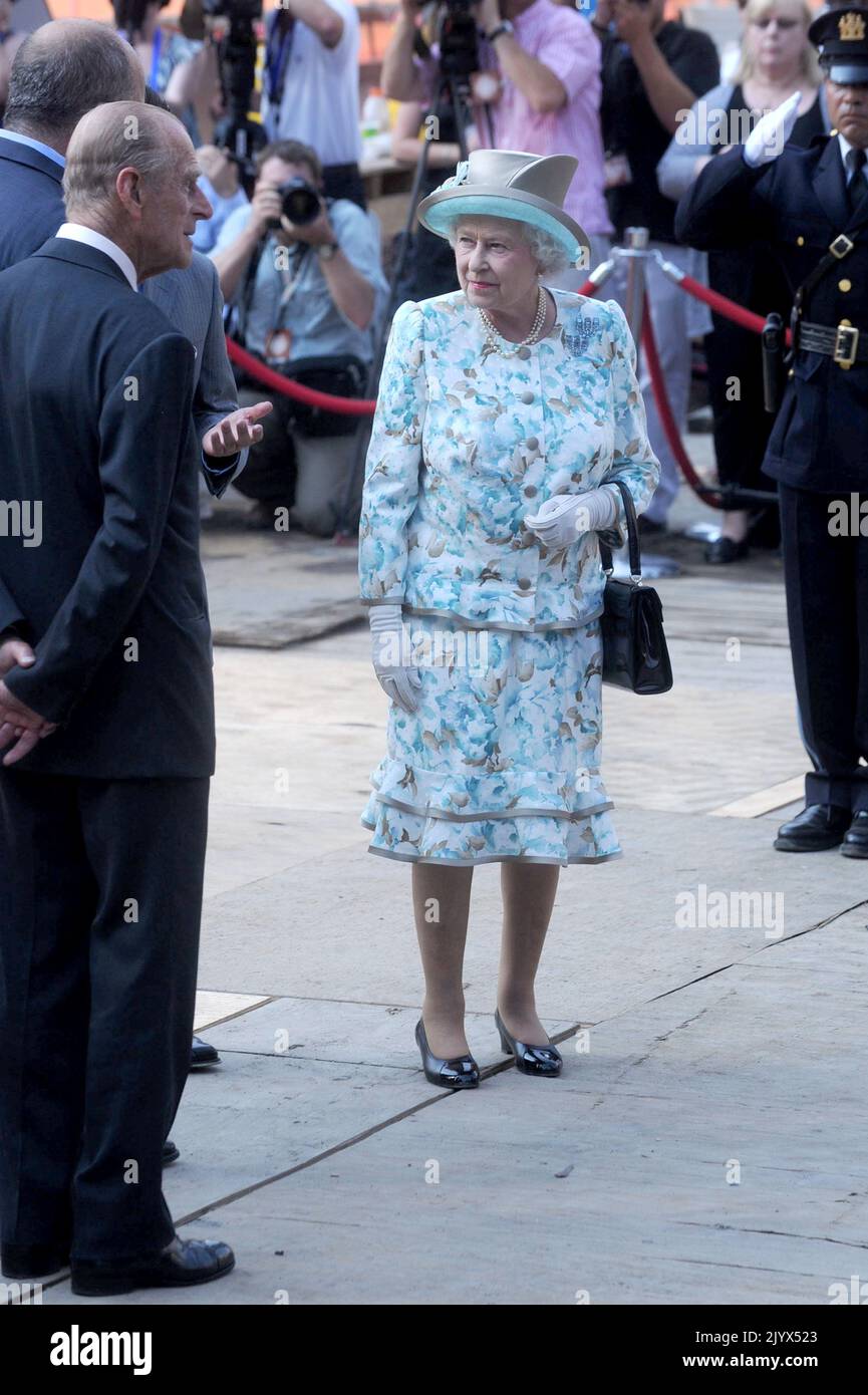 **FOTO DEL FILE** la regina Elisabetta II è scomparsa. La Regina Elisabetta II e il Principe Filippo durante la visita della Regina a Ground Zero presso il World Trade Center di New York City. Luglio 6, 2010. Credito: Dennis Van Tine/MediaPunch Foto Stock