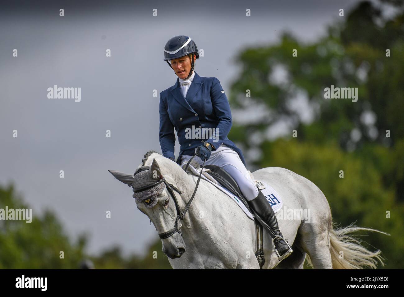 Bicester, Regno Unito. 8th Settembre 2022. Zara Tindall equitazione Classical Euro Star in procinto di fare il suo dressage al Cornbury House Horse Trials a Cornbury Park vicino Finstock in Oxfordshire, nel Regno Unito tra il 8 e il 11th settembre 2022. Credit: Peter Nixon/Alamy Live News Foto Stock