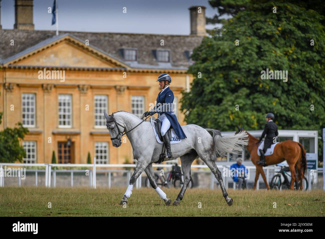 Bicester, Regno Unito. 8th Settembre 2022. Zara Tindall equitazione Classical Euro Star in procinto di fare il suo dressage al Cornbury House Horse Trials a Cornbury Park vicino Finstock in Oxfordshire, nel Regno Unito tra il 8 e il 11th settembre 2022. Credit: Peter Nixon/Alamy Live News Foto Stock