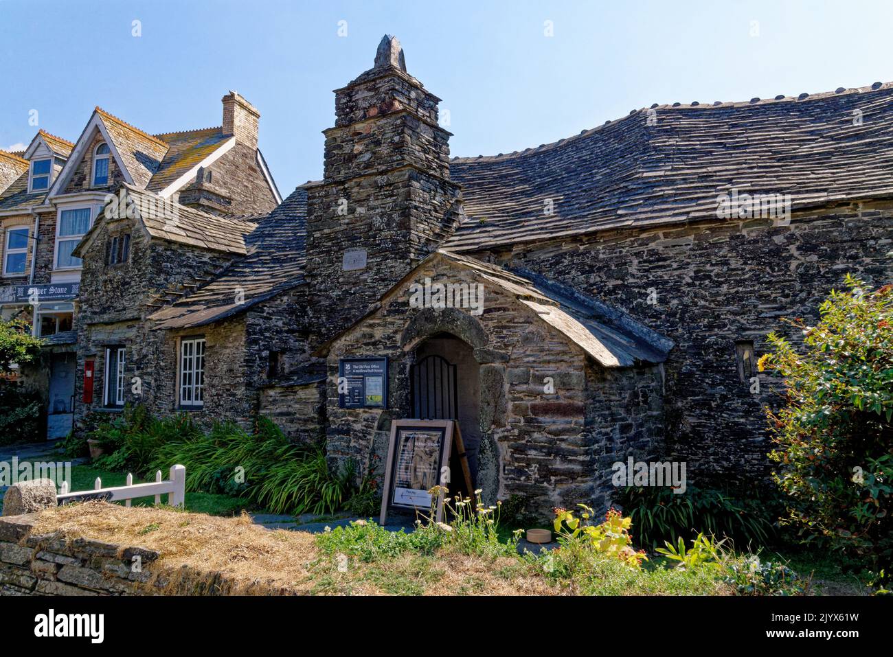 Regno Unito, Inghilterra sud-occidentale, Cornovaglia, Tintagel - la sala-casa medievale del 14th ° secolo - l'Old Post Office. 12th agosto 2022 Foto Stock