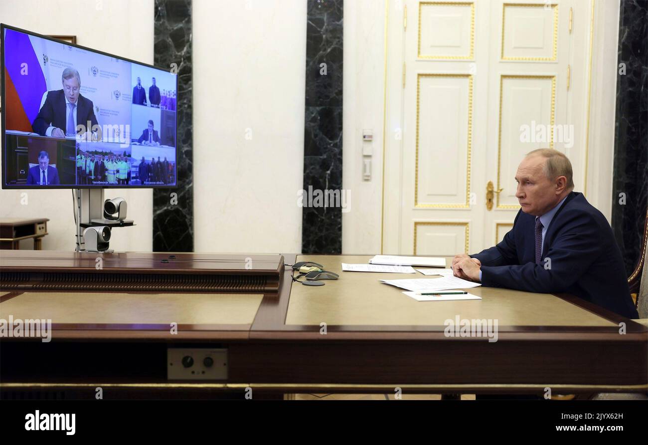 Mosca, Russia. 08th Set, 2022. Il presidente russo Vladimir Putin partecipa a una video cerimonia che segna l'apertura di nuove sezioni ricostruite delle autostrade M12 e M5 e della circonvallazione di Ekaterinburg dal Cremlino, il 8 settembre 2022 a Mosca, Russia. Credit: Gavriil Grigorov/Kremlin Pool/Alamy Live News Foto Stock Mosca, Russia. 08th Set, 2022. Il presidente russo Vladimir Putin partecipa a una video cerimonia che segna l'apertura di nuove sezioni ricostruite delle autostrade M12 e M5 e della circonvallazione di Ekaterinburg dal Cremlino, il 8 settembre 2022 a Mosca, Russia. Credit: Gavriil Grigorov/Kremlin Pool/Alamy Live News Foto Stock