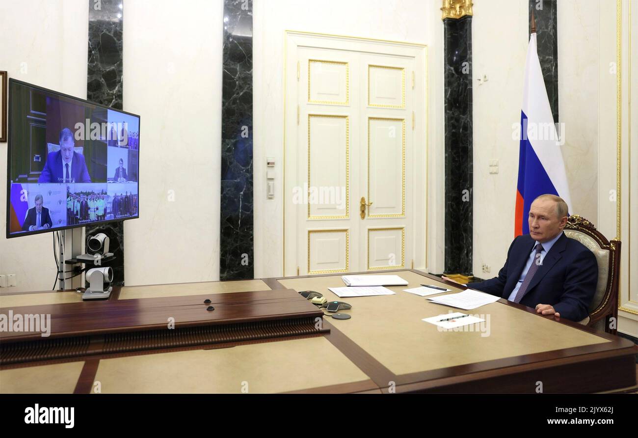 Mosca, Russia. 08th Set, 2022. Il presidente russo Vladimir Putin partecipa a una video cerimonia che segna l'apertura di nuove sezioni ricostruite delle autostrade M12 e M5 e della circonvallazione di Ekaterinburg dal Cremlino, il 8 settembre 2022 a Mosca, Russia. Credit: Gavriil Grigorov/Kremlin Pool/Alamy Live News Foto Stock Mosca, Russia. 08th Set, 2022. Il presidente russo Vladimir Putin partecipa a una video cerimonia che segna l'apertura di nuove sezioni ricostruite delle autostrade M12 e M5 e della circonvallazione di Ekaterinburg dal Cremlino, il 8 settembre 2022 a Mosca, Russia. Credit: Gavriil Grigorov/Kremlin Pool/Alamy Live News Foto Stock
