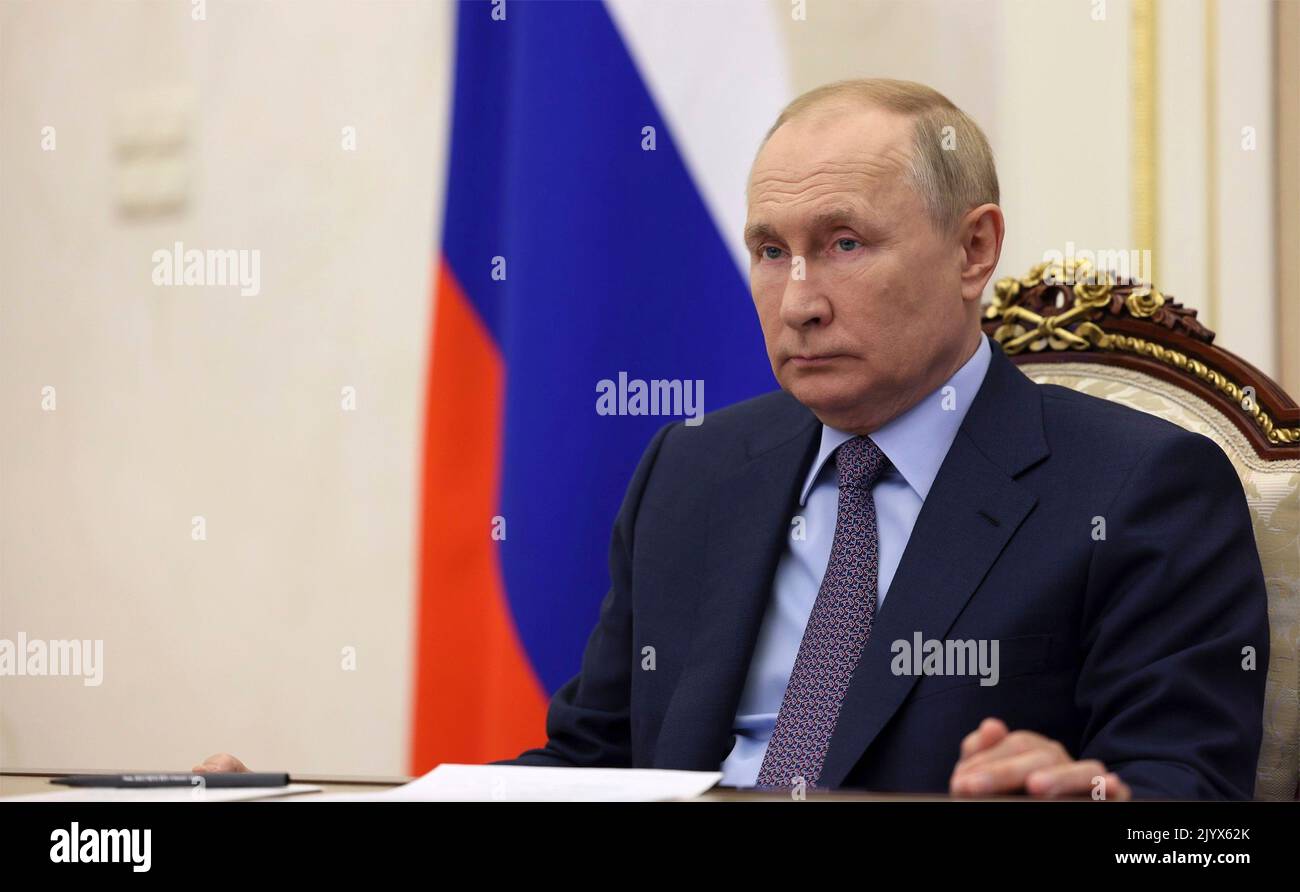 Mosca, Russia. 08th Set, 2022. Il presidente russo Vladimir Putin partecipa a una video cerimonia che segna l'apertura di nuove sezioni ricostruite delle autostrade M12 e M5 e della circonvallazione di Ekaterinburg dal Cremlino, il 8 settembre 2022 a Mosca, Russia. Credit: Gavriil Grigorov/Kremlin Pool/Alamy Live News Foto Stock Mosca, Russia. 08th Set, 2022. Il presidente russo Vladimir Putin partecipa a una video cerimonia che segna l'apertura di nuove sezioni ricostruite delle autostrade M12 e M5 e della circonvallazione di Ekaterinburg dal Cremlino, il 8 settembre 2022 a Mosca, Russia. Credit: Gavriil Grigorov/Kremlin Pool/Alamy Live News Foto Stock