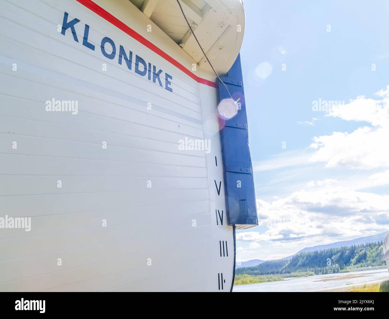 Whitehorse Yukon Territory - 3 2008 agosto; Lens flare attraverso la prua della SS Klondike con sfondo panoramico Foto Stock