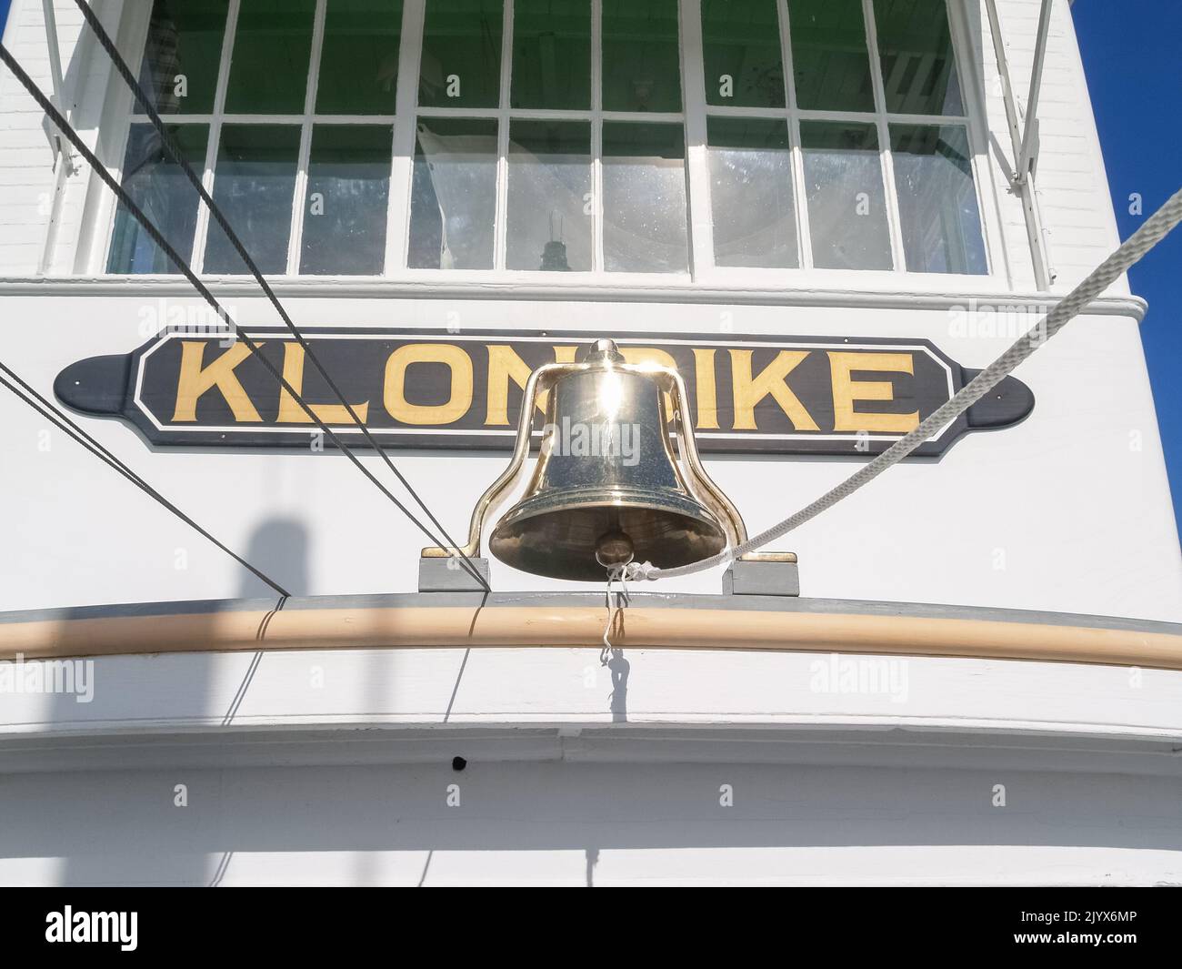 Whitehorse Yukon territorio - 3 2008 agosto; navi in ottone campana con sole sotto il nome della barca Klondike. Foto Stock
