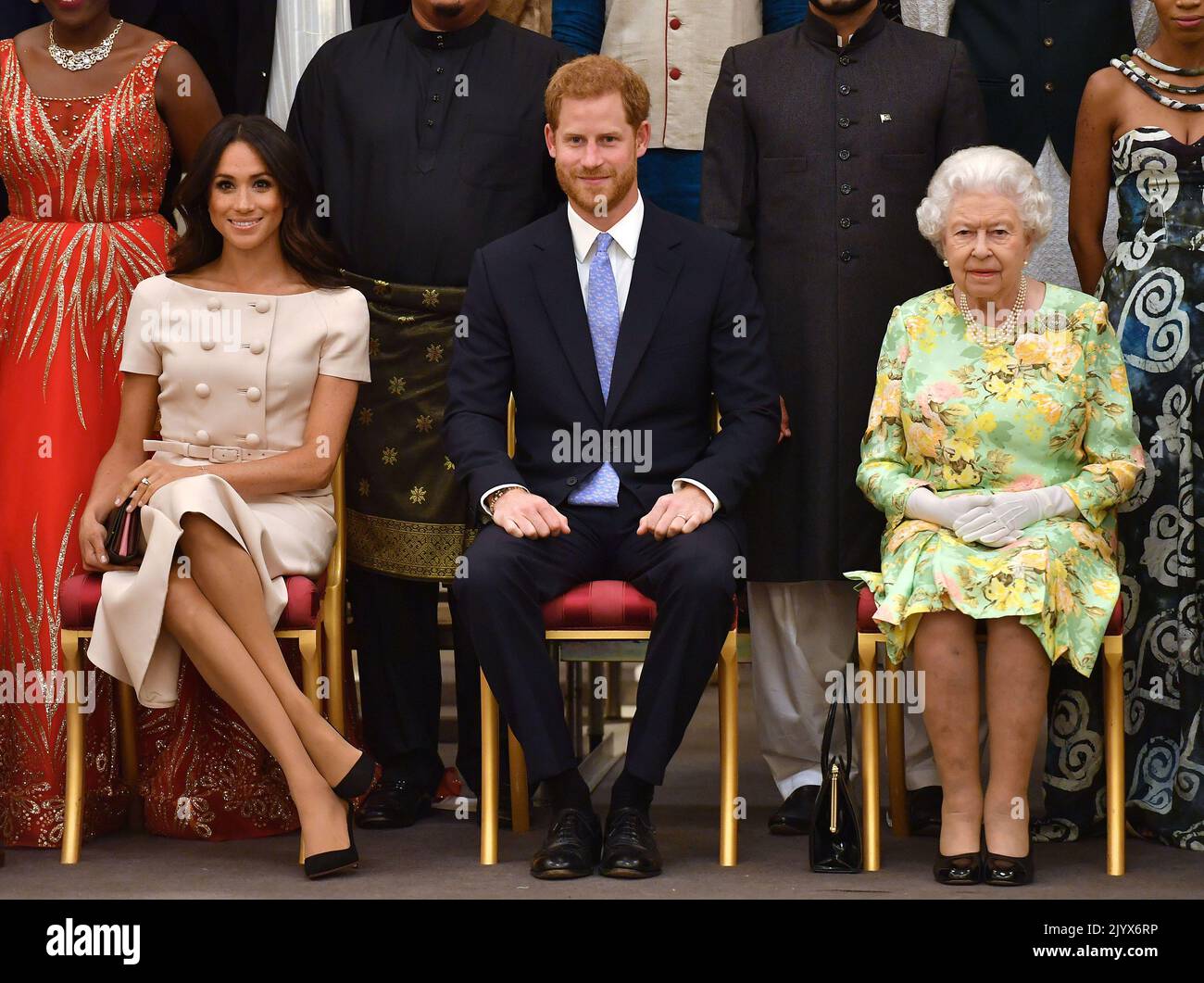 Foto del file datata 26/06/2018 della Regina Elisabetta II con il Duca e la Duchessa di Sussex durante una foto di gruppo alla cerimonia di premiazione dei giovani leader della Regina a Buckingham Palace, Londra. La regina morì pacificamente a Balmoral questo pomeriggio, Buckingham Palace ha annunciato. Data di emissione: Giovedì 8 settembre 2022. Foto Stock