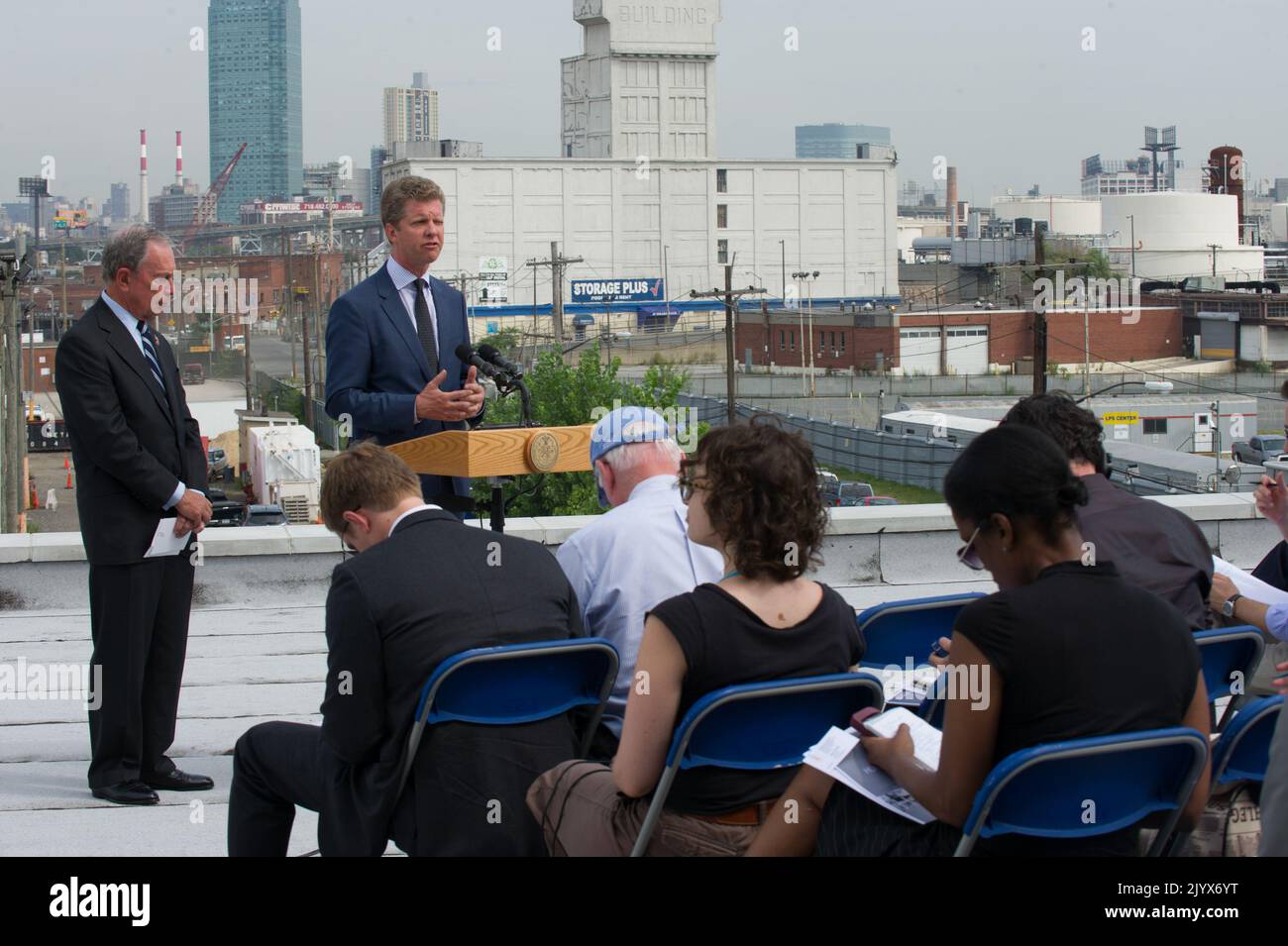 Shaun Donovan a Brooklyn, New York per la sua apparizione, con il sindaco di New York Michael Bloomberg, alla conferenza stampa sul comunicato ufficiale, da parte della Task Force Hurricane Sandy Rebuilding, presieduta da Donovan, del rapporto sulla strategia di ricostruzione a lungo termine. Foto Stock Shaun Donovan a Brooklyn, New York per la sua apparizione, con il sindaco di New York Michael Bloomberg, alla conferenza stampa sul comunicato ufficiale, da parte della Task Force Hurricane Sandy Rebuilding, presieduta da Donovan, del rapporto sulla strategia di ricostruzione a lungo termine. Foto Stock