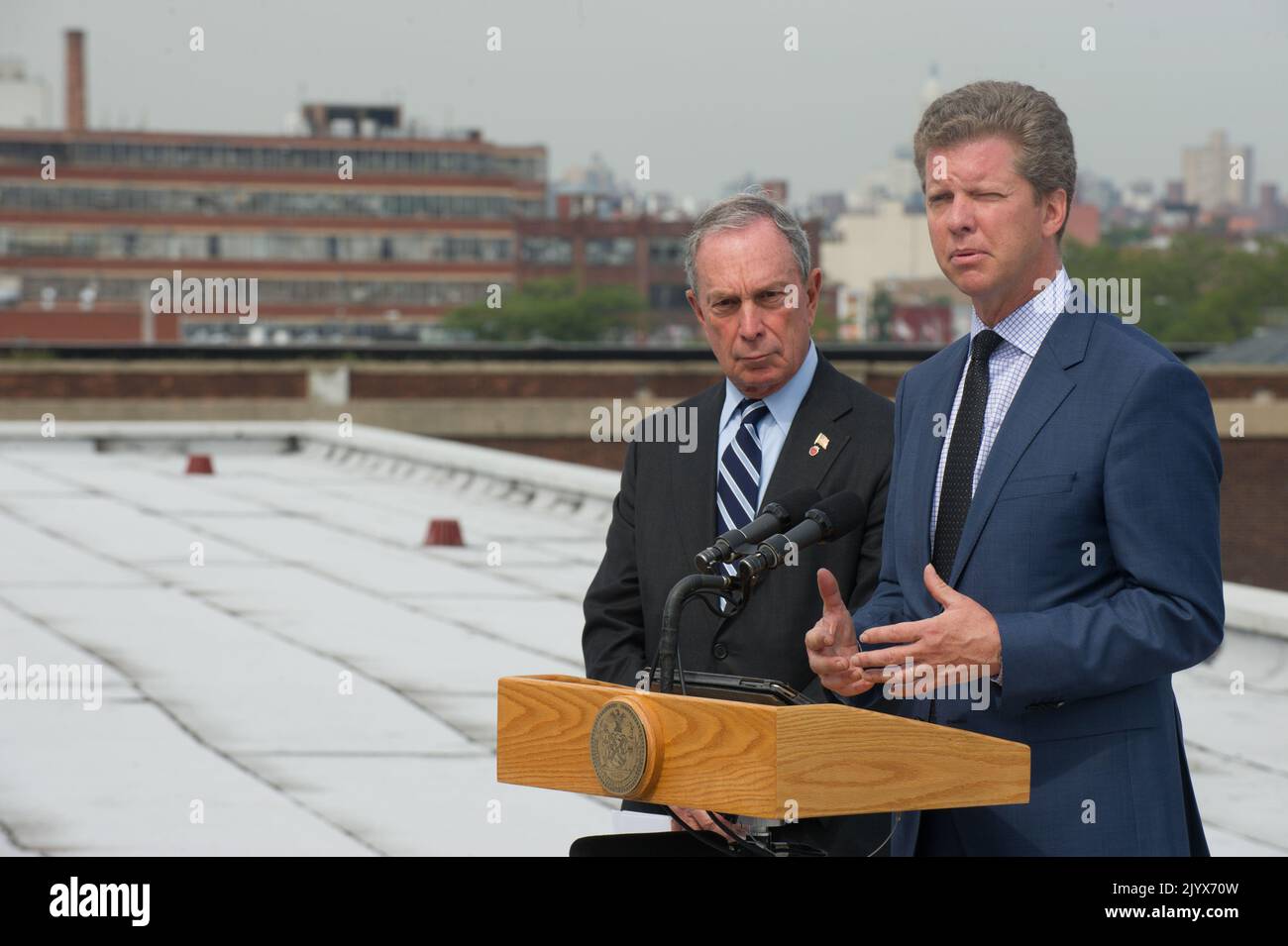 Shaun Donovan a Brooklyn, New York per la sua apparizione, con il sindaco di New York Michael Bloomberg, alla conferenza stampa sul comunicato ufficiale, da parte della Task Force Hurricane Sandy Rebuilding, presieduta da Donovan, del rapporto sulla strategia di ricostruzione a lungo termine. Foto Stock Shaun Donovan a Brooklyn, New York per la sua apparizione, con il sindaco di New York Michael Bloomberg, alla conferenza stampa sul comunicato ufficiale, da parte della Task Force Hurricane Sandy Rebuilding, presieduta da Donovan, del rapporto sulla strategia di ricostruzione a lungo termine. Foto Stock