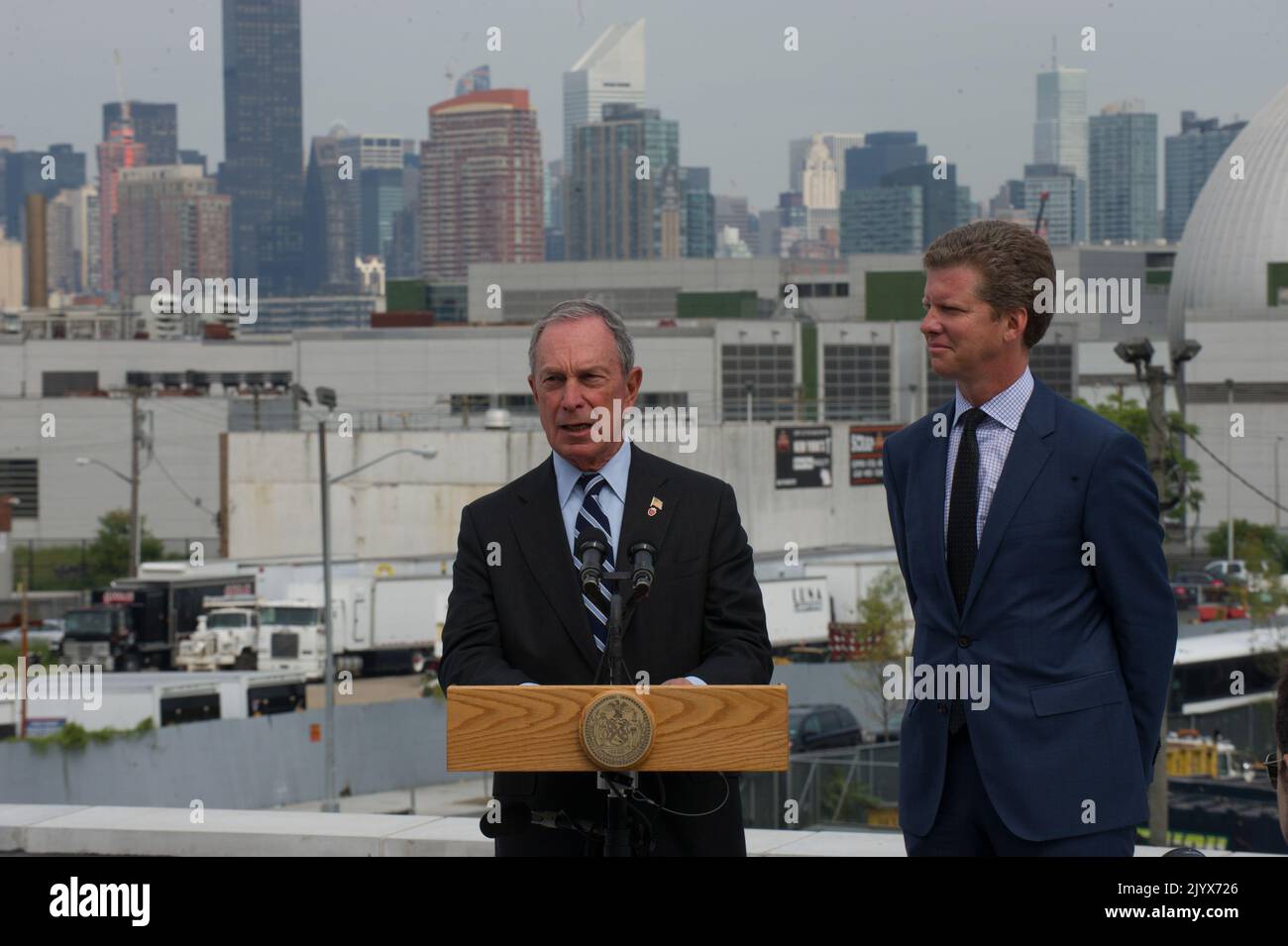 Shaun Donovan a Brooklyn, New York per la sua apparizione, con il sindaco di New York Michael Bloomberg, alla conferenza stampa sul comunicato ufficiale, da parte della Task Force Hurricane Sandy Rebuilding, presieduta da Donovan, del rapporto sulla strategia di ricostruzione a lungo termine. Foto Stock Shaun Donovan a Brooklyn, New York per la sua apparizione, con il sindaco di New York Michael Bloomberg, alla conferenza stampa sul comunicato ufficiale, da parte della Task Force Hurricane Sandy Rebuilding, presieduta da Donovan, del rapporto sulla strategia di ricostruzione a lungo termine. Foto Stock