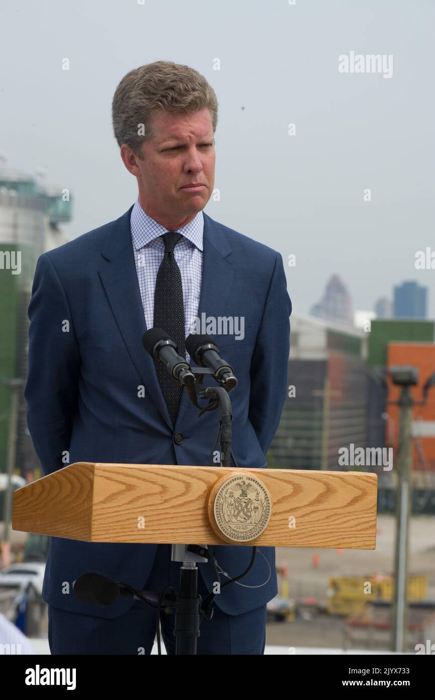 Shaun Donovan a Brooklyn, New York per la sua apparizione, con il sindaco di New York Michael Bloomberg, alla conferenza stampa sul comunicato ufficiale, da parte della Task Force Hurricane Sandy Rebuilding, presieduta da Donovan, del rapporto sulla strategia di ricostruzione a lungo termine. Foto Stock Shaun Donovan a Brooklyn, New York per la sua apparizione, con il sindaco di New York Michael Bloomberg, alla conferenza stampa sul comunicato ufficiale, da parte della Task Force Hurricane Sandy Rebuilding, presieduta da Donovan, del rapporto sulla strategia di ricostruzione a lungo termine. Foto Stock