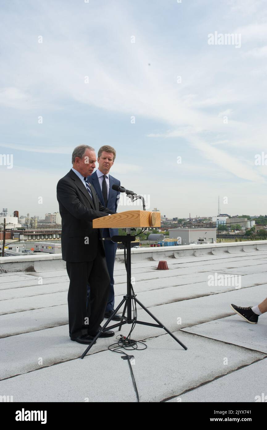 Shaun Donovan a Brooklyn, New York per la sua apparizione, con il sindaco di New York Michael Bloomberg, alla conferenza stampa sul comunicato ufficiale, da parte della Task Force Hurricane Sandy Rebuilding, presieduta da Donovan, del rapporto sulla strategia di ricostruzione a lungo termine. Foto Stock Shaun Donovan a Brooklyn, New York per la sua apparizione, con il sindaco di New York Michael Bloomberg, alla conferenza stampa sul comunicato ufficiale, da parte della Task Force Hurricane Sandy Rebuilding, presieduta da Donovan, del rapporto sulla strategia di ricostruzione a lungo termine. Foto Stock