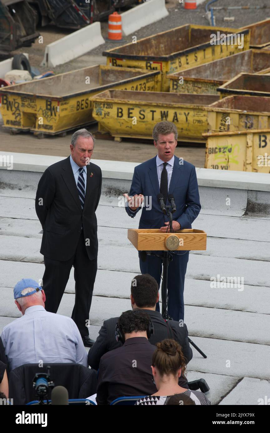 Shaun Donovan a Brooklyn, New York per la sua apparizione, con il sindaco di New York Michael Bloomberg, alla conferenza stampa sul comunicato ufficiale, da parte della Task Force Hurricane Sandy Rebuilding, presieduta da Donovan, del rapporto sulla strategia di ricostruzione a lungo termine. Foto Stock Shaun Donovan a Brooklyn, New York per la sua apparizione, con il sindaco di New York Michael Bloomberg, alla conferenza stampa sul comunicato ufficiale, da parte della Task Force Hurricane Sandy Rebuilding, presieduta da Donovan, del rapporto sulla strategia di ricostruzione a lungo termine. Foto Stock