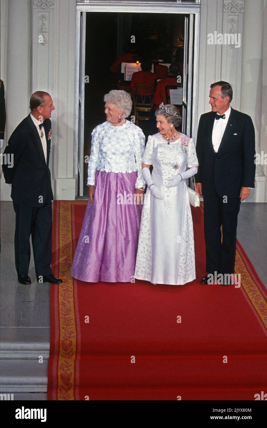 **FOTO DEL FILE** la regina Elisabetta II è scomparsa. Presidente degli Stati Uniti George H.W. Bush, a destra, e la prima signora Barbara Bush, al centro a sinistra, accolgono la Regina Elisabetta II di Gran Bretagna, al centro a destra, e il Principe Filippo, Duca di Edimburgo, a sinistra, Come arrivano sul Portico Nord della Casa Bianca a Washington, DC per una cena di Stato il 14 maggio 1991. Credito: Arnie Sachs/CNP /MediaPunch Foto Stock