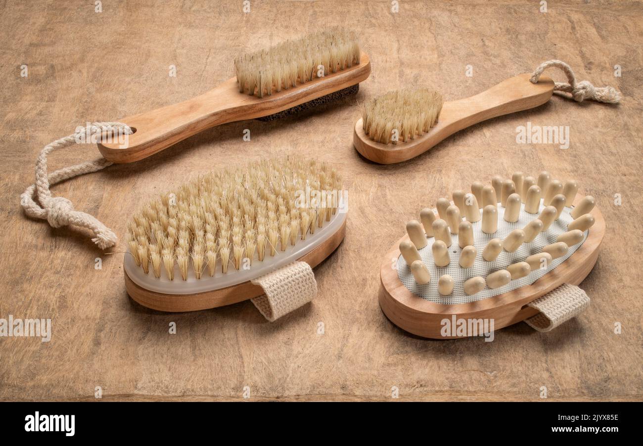 kit di pulizia a secco e auto massaggio con setole naturali di cinghiale su carta da corteccia fatta a mano, concetto di auto-cura Foto Stock