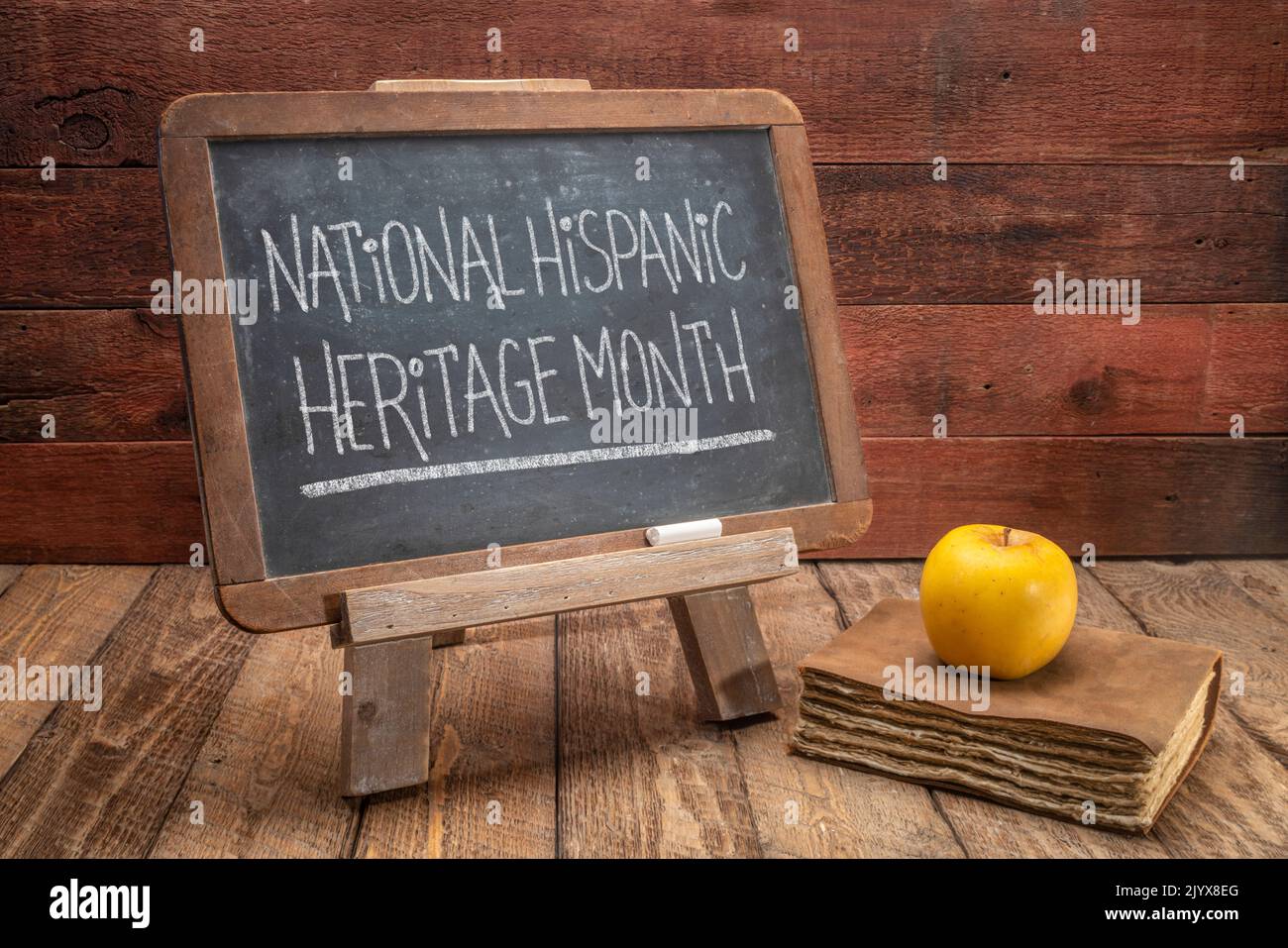 National Ispan Heritage Month (settembre 15 - ottobre 15) - testo in gesso bianco su una lavagna in ardesia in una classe retrò, promemoria di evento culturale Foto Stock