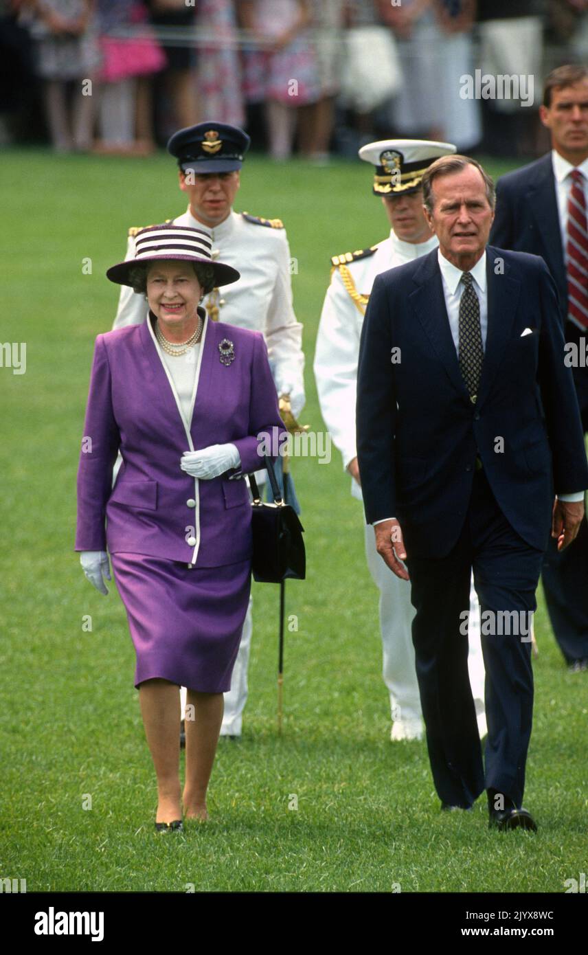 **FOTO DEL FILE** la regina Elisabetta II è scomparsa. Presidente degli Stati Uniti George H.W. Bush, a destra, cammina sul prato meridionale con la regina Elisabetta II di Gran Bretagna, a sinistra, come egli la accoglie per una visita di Stato sul prato meridionale della Casa Bianca a Washington, DC il 14 maggio 1991. Credito: Arnie Sachs/CNP /MediaPunch Foto Stock