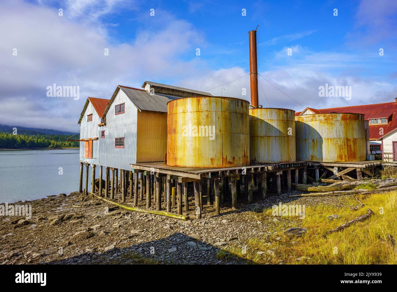 I serbatoi di stoccaggio in corrispondenza del Pacifico Nord Cannery National Historic Site vicino a Port Edward, BC Foto Stock
