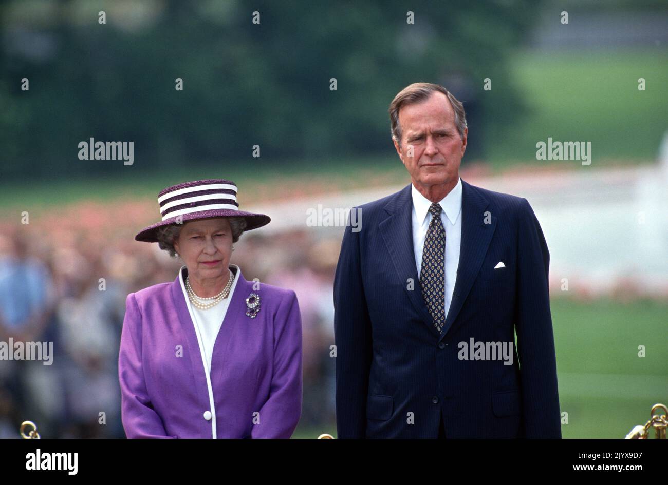 **FOTO DEL FILE** la regina Elisabetta II è scomparsa. Presidente degli Stati Uniti George H.W. Bush, a destra, si trova accanto alla regina Elisabetta II di Gran Bretagna, a sinistra, come egli la accoglie per una visita di Stato sul prato sud della Casa Bianca a Washington, DC il 14 maggio 1991. Credito: Arnie Sachs/CNP /MediaPunch Foto Stock