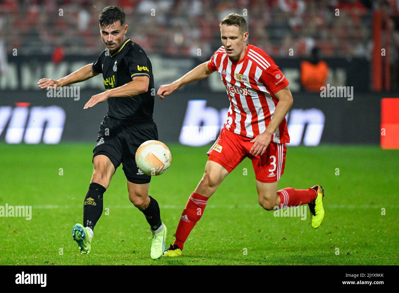 Dante Vanzeir di Union e Paul Jaeckel di Berlino combattono per la palla durante una partita tra il FC Union Berlin e la squadra di calcio belga Royale Union Saint-Gilloise, giovedì 08 settembre 2022 a Berlino, la prima partita su sei nella fase di gruppo del concorso UEFA Europa League. FOTO DI BELGA LAURIE DIEFFEMBACQ Foto Stock