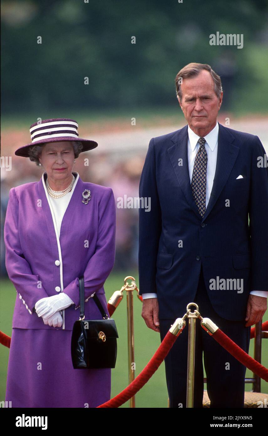 **FOTO DEL FILE** la regina Elisabetta II è scomparsa. Presidente degli Stati Uniti George H.W. Bush, a destra, si trova accanto alla regina Elisabetta II di Gran Bretagna, a sinistra, come egli la accoglie per una visita di Stato sul prato sud della Casa Bianca a Washington, DC il 14 maggio 1991. Credito: Arnie Sachs/CNP /MediaPunch Foto Stock