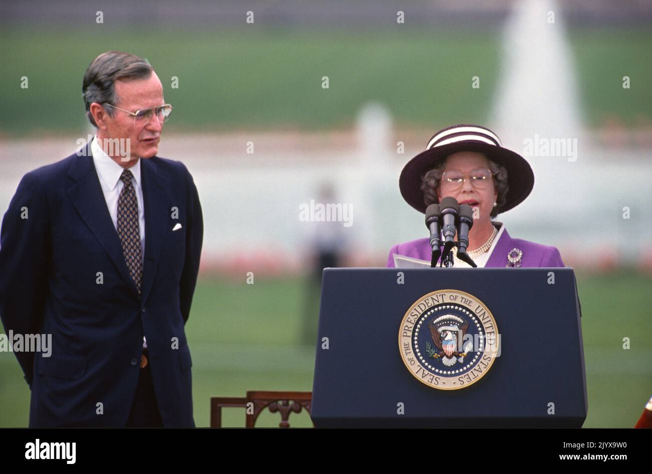 **FOTO DEL FILE** la regina Elisabetta II è scomparsa. Presidente degli Stati Uniti George H.W. Bush, a sinistra, si erge come la regina Elisabetta II di Gran Bretagna, a destra, fa le sue osservazioni come egli la accoglie per una visita di Stato sul prato meridionale della Casa Bianca a Washington, DC il 14 maggio 1991. Credito: Arnie Sachs/CNP /MediaPunch Foto Stock