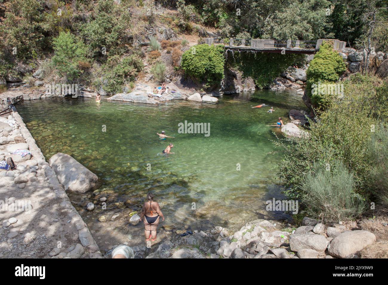 Guijo de sta Barbara - 25th agosto 2022: Visitatore godendo la Maquina piscina naturale, Guijo de Santa Barbara, Spagna. Acque cristalline spot Foto Stock