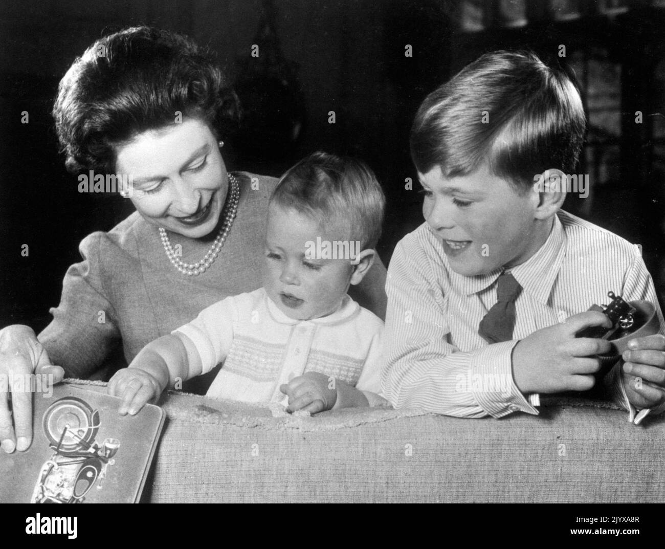 Foto del file datata 1/6/1965 della Regina Elisabetta II con i suoi figli più piccoli, il Principe Andrea e il Principe Edoardo al Castello di Windsor. Essere capo di stato era un lavoro a tempo pieno e lasciava la Regina come una giovane madre con un tempo limitato per i suoi figli. Le nannie sono state invocate e la scuola superiore è stata considerata essenziale per i giovani reali. All'epoca era anche considerata una scelta progressiva e incoraggiava i quattro figli della regina a mescolarsi con bambini di diversa provenienza. Data di emissione: Giovedì 8 settembre 2022. Foto Stock