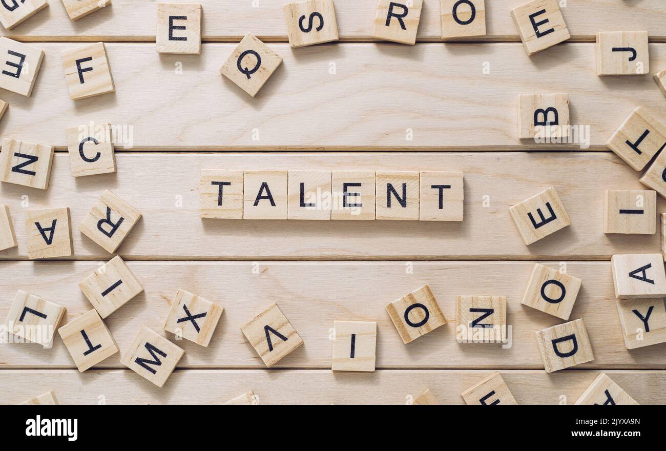 Talent parola e cubi sparsi su sfondo di legno Foto Stock