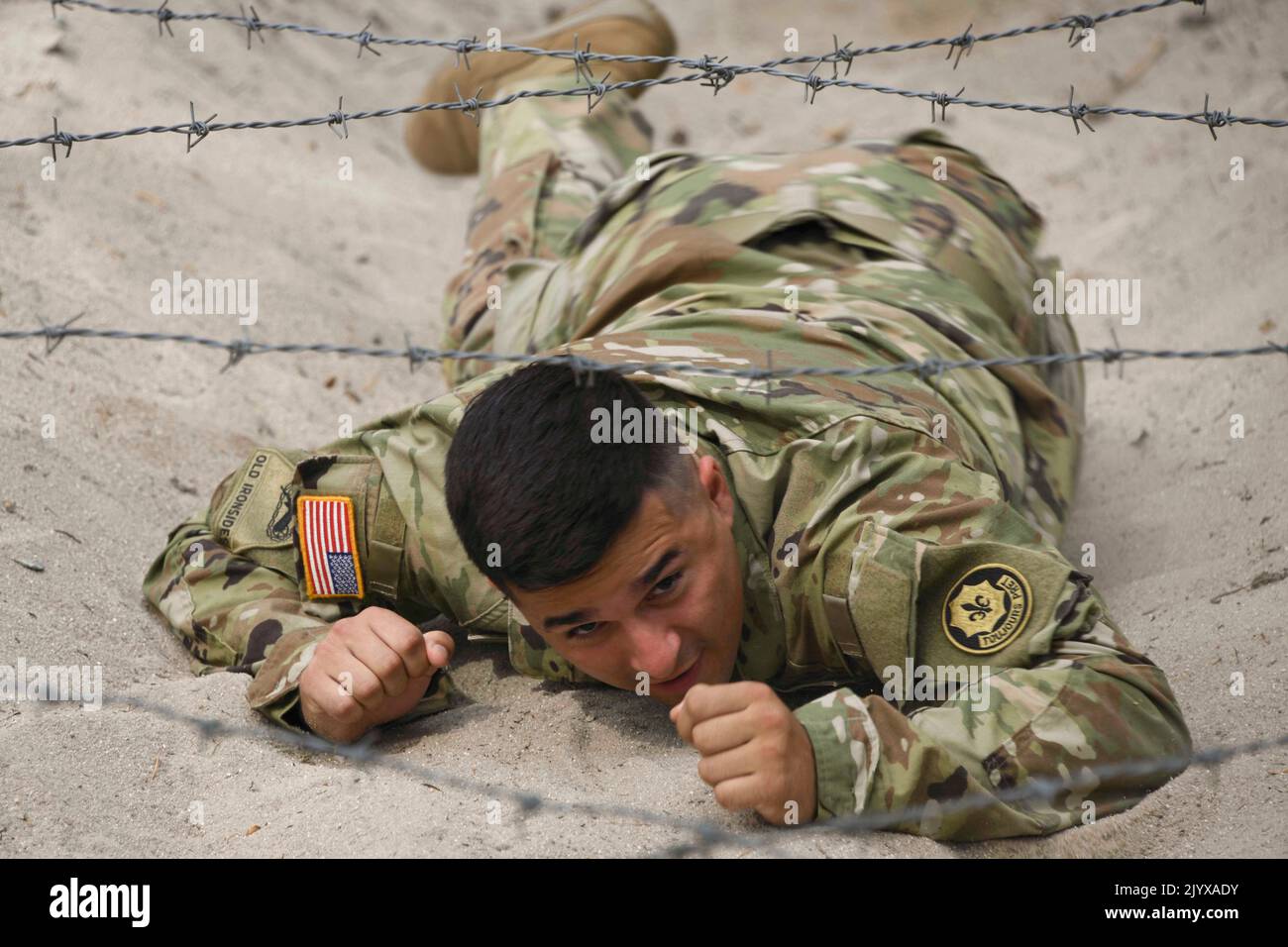 Grafenwoehr, Bayern, Germania. 18th ago, 2022. Un soldato degli Stati Uniti assegnato alla truppa di tori, 1st Squadrone, 2nd Cavallry Regiment, bassa striscia sotto il filo di striscio ostacolo la Grafenwoehr Training Area, Germania, agosto. 18, 2022. La truppa ha condotto una formazione al corso di ostacolo per familiarizzare e costruire l'esprit de Corps. Credit: US Army/ZUMA Press Wire Service/ZUMAPRESS.com/Alamy Live News Foto Stock