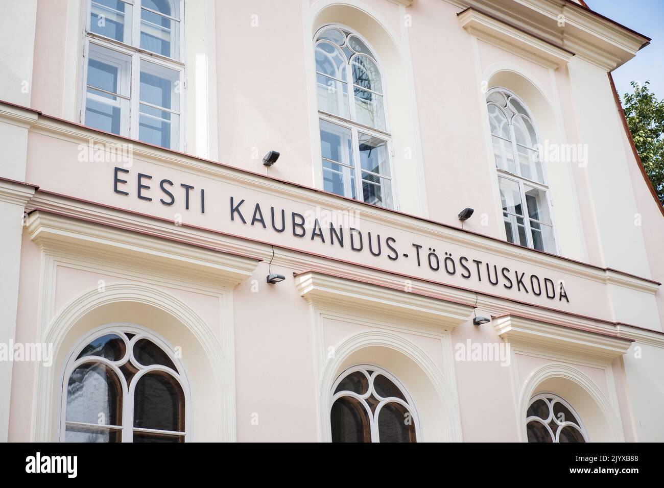 Tallinn, Estonia - 4 settembre 2022: Edificio della Camera di Commercio e dell'industria estone (Eesti Kaubardus-Tööstuskoda) nella città vecchia. Foto Stock