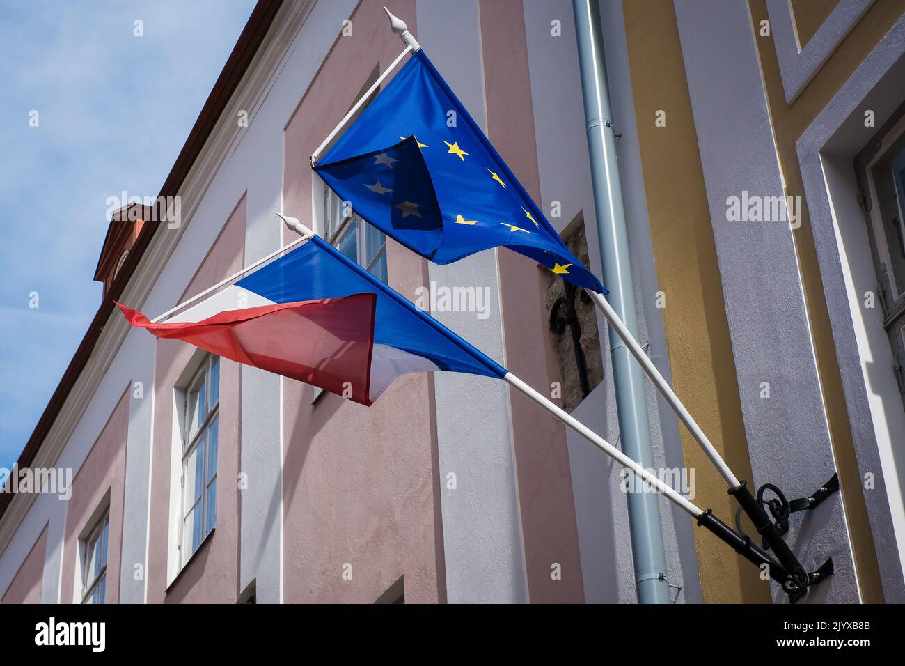 Bandiere europee e francesi appese insieme su un edificio. La Francia e l'Unione europea. Foto Stock