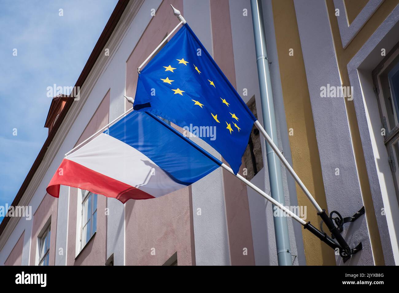 Bandiere europee e francesi appese insieme su un edificio. La Francia e l'Unione europea. Foto Stock