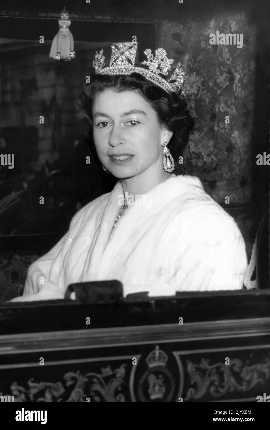 La regina Elisabetta II nel pullman di Stato irlandese in rotta da Buckingham Palace al Parlamento per l'apertura di Stato del Parlamento il 5 novembre 1957. Foto Stock