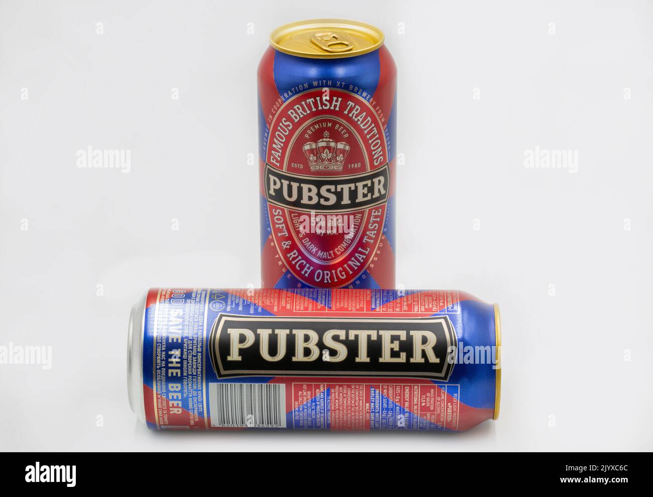 Kiev, Ucraina - 24 luglio 2021: Publster lattine di birra britanniche primo piano su bianco. Foto Stock