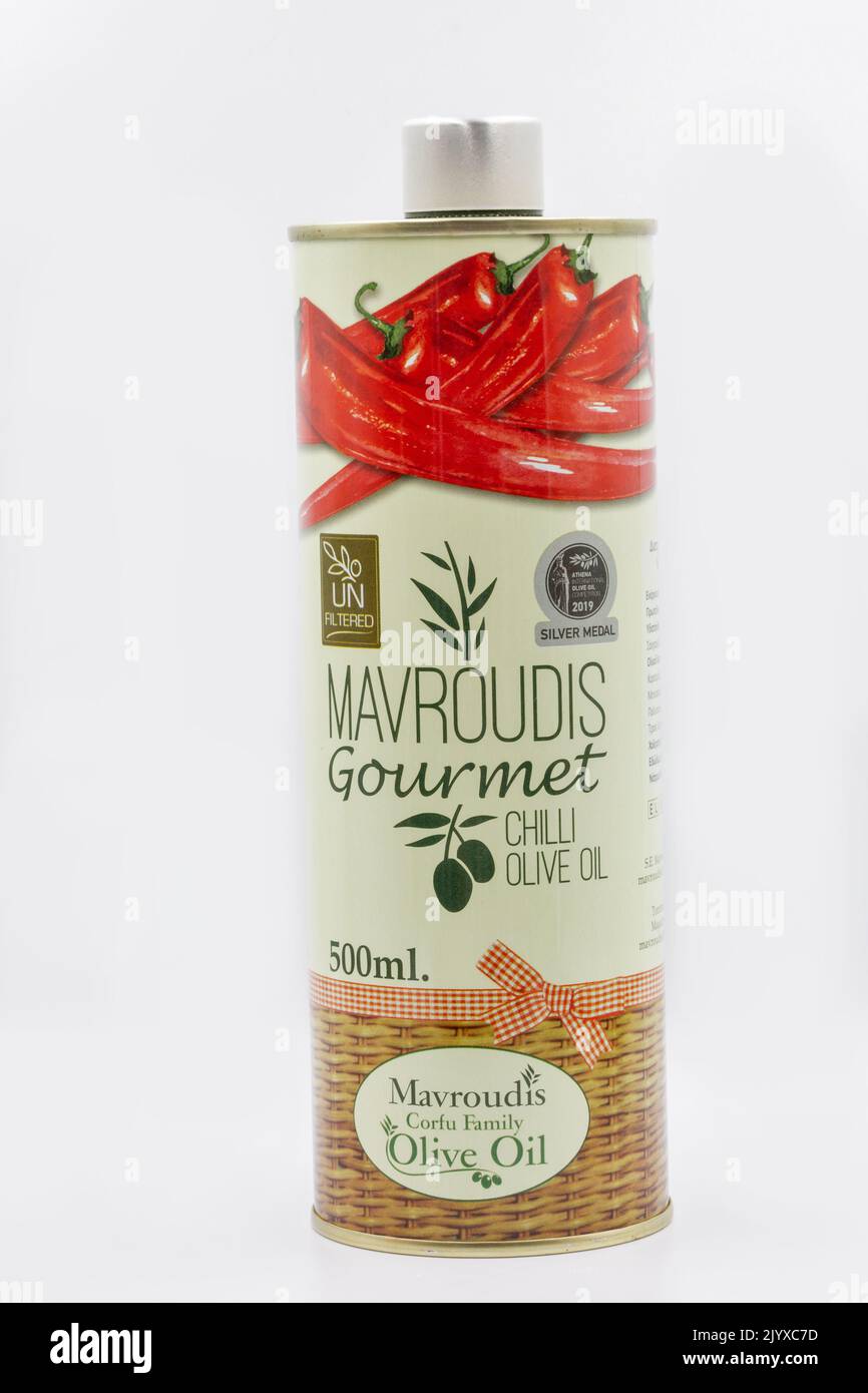 Corfù, Grecia - 05 agosto 2021: Foto studio di Mavroudis Corfù Famiglia olio d'oliva Chilli Gourmet non filtrato primo piano su bianco. Foto Stock