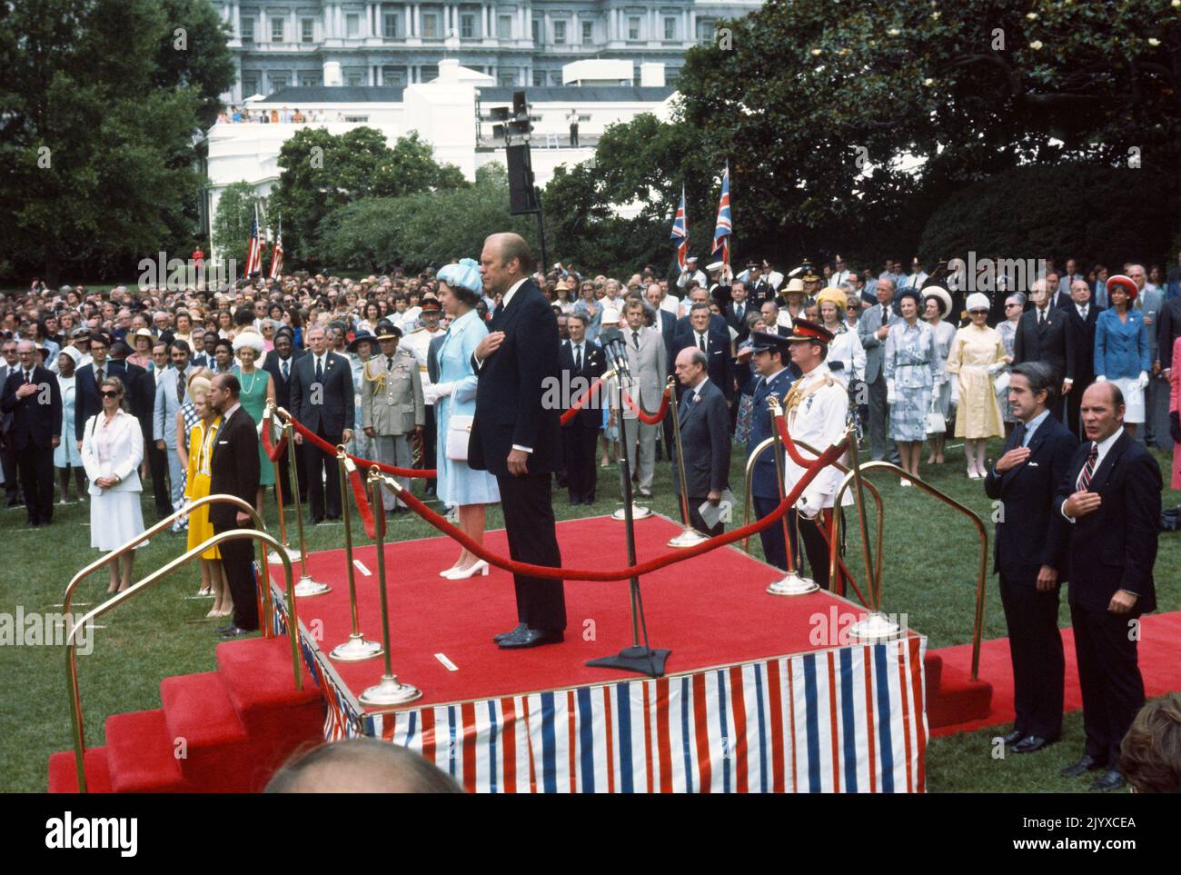**FOTO DEL FILE** la regina Elisabetta II è scomparsa. Il Presidente degli Stati Uniti Gerald R. Ford, a sinistra, saluta mentre ospita una cerimonia di arrivo in onore della Regina Elisabetta II di Gran Bretagna, a destra, alla Casa Bianca a Washington, DC il 7 luglio 1976. La Regina si trova a Washington per una visita di Stato. Credit: Barry A. Soorenko/CNP /MediaPunch Foto Stock