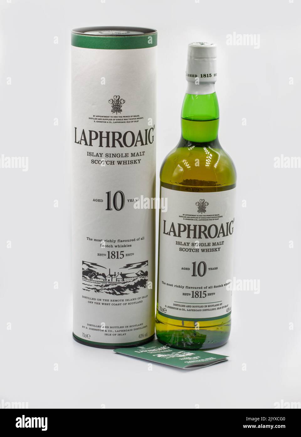 Kiev, Ucraina - 06 novembre 2011: Bottiglia e scatola di Scotch Single Malt Whisky Laphroaig 10 anni primo piano su bianco. La distilleria Laphroaig è un'isola Foto Stock