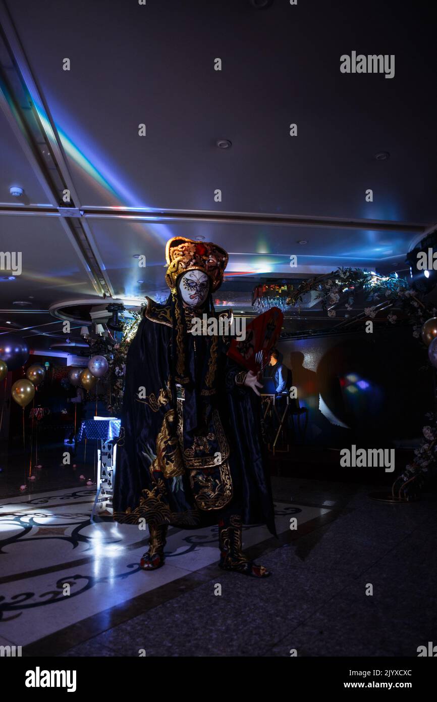 L'artista si esibisce in maschere e costumi asiatici. spettacolo khon nel ristorante. Foto Stock