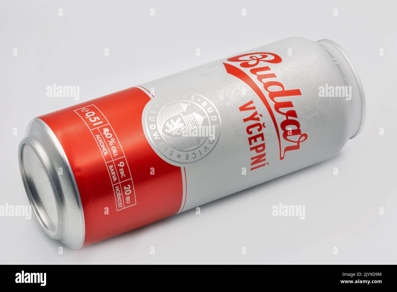 Kiev, Ucraina - 18 giugno 2022: Studio sparo di Budvar Vycepni birra può closeup contro il bianco. Budweiser Budvar è una birreria nella città ceca di Ceske Foto Stock