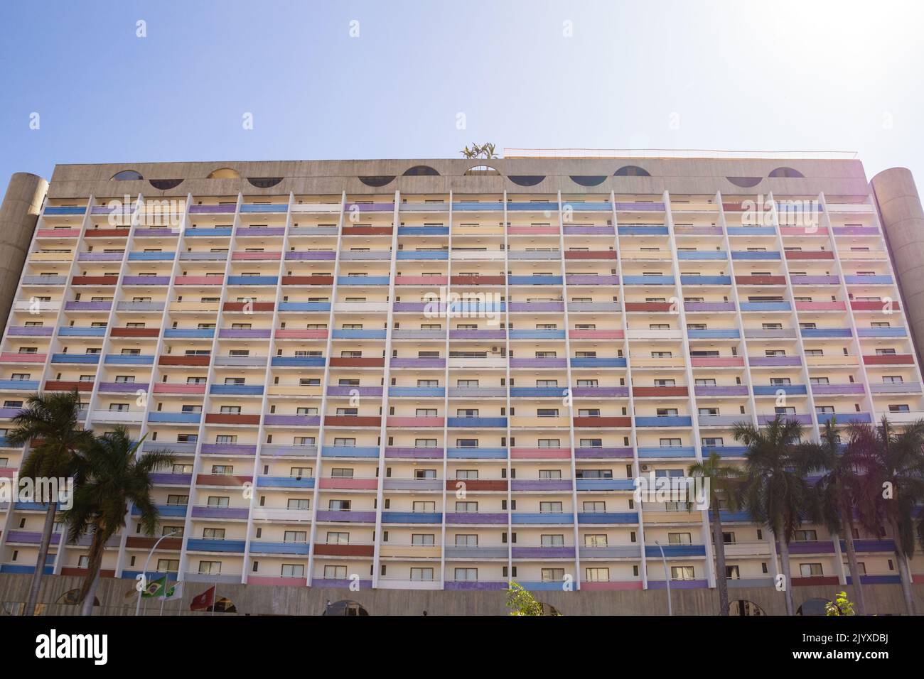 Brasília, Distretto Federale, Brasile – 23 luglio 2022: Dettaglio di un bellissimo hotel, tutto colorato, nel centro di Brasília. St Paul Plaza Hotel. Foto Stock
