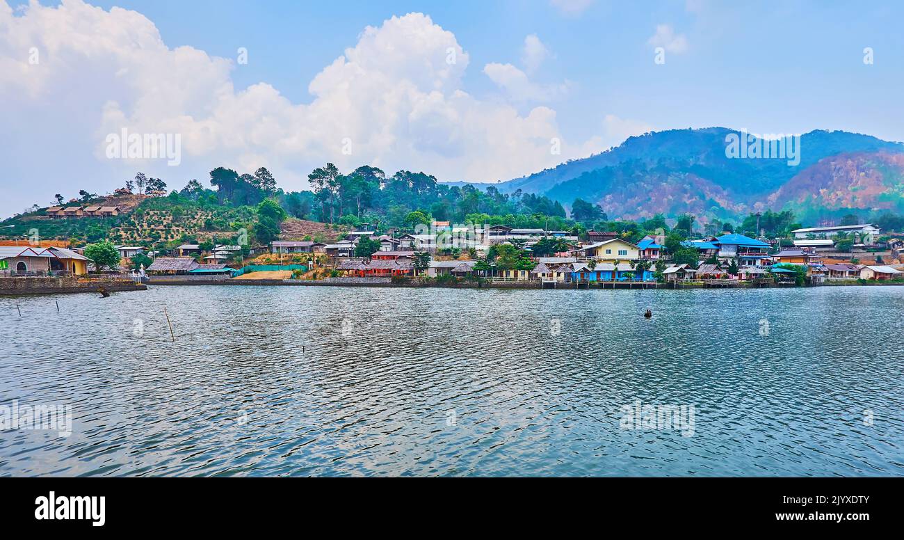 Panorama della riva del lago Mae SA-Nga è circondato da colline Shan, coperto di foreste verdi, giardini e case di Ban Rak Thai cinese Yunnan tè Foto Stock