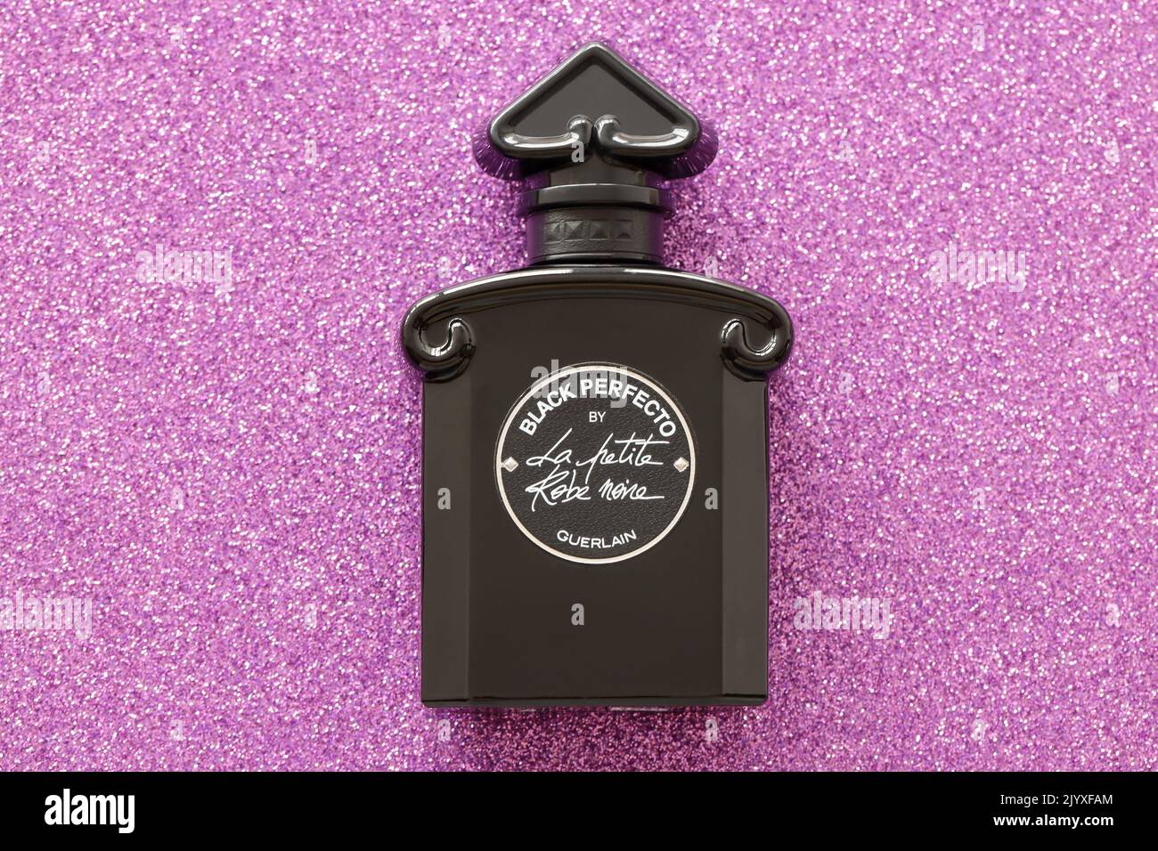 TERNOPIL, UCRAINA - 2 SETTEMBRE 2022 Black Perfecto la Petite Robe Noire di  Guerlain bottiglia di profumo su sfondo brillante glitter in rosa e viola  co Foto stock - Alamy
