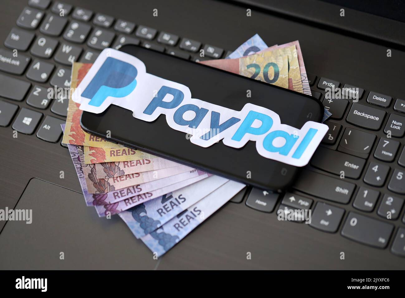 TERNOPIL, UCRAINA - 6 SETTEMBRE 2022 il logotipo di carta Paypal si trova sulla tastiera nera del computer portatile con le fatture brasiliane. Payoneer è americano finanziario s Foto Stock